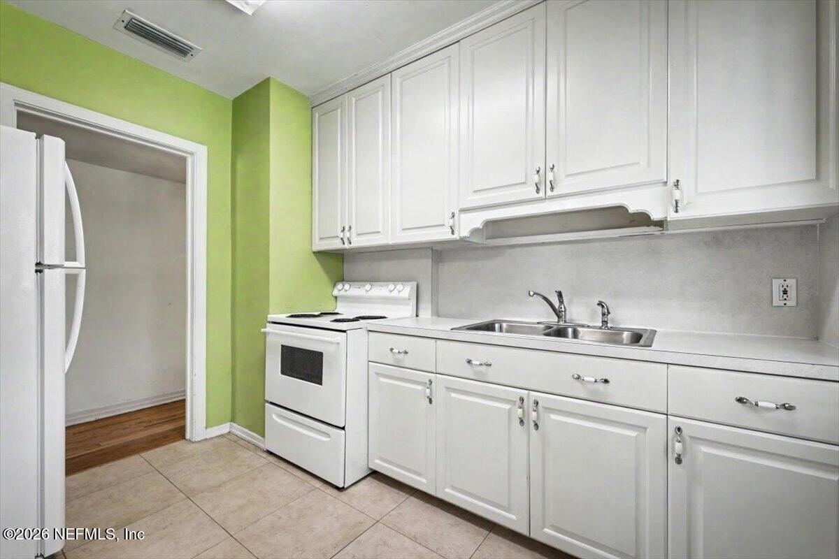4252 Pinewood Ave - Photo 3 of 9
