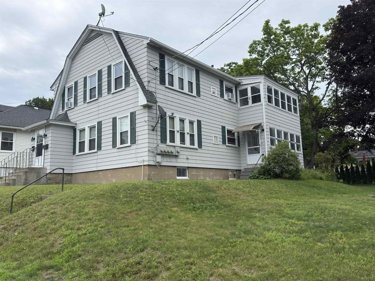 573 Spruce St - Photo 2 of 28