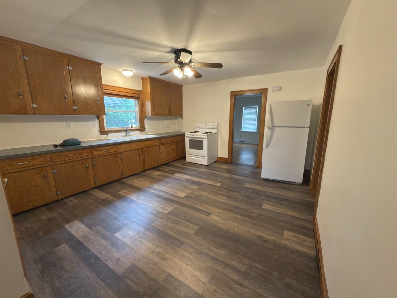 573 Spruce St - Photo 3 of 28