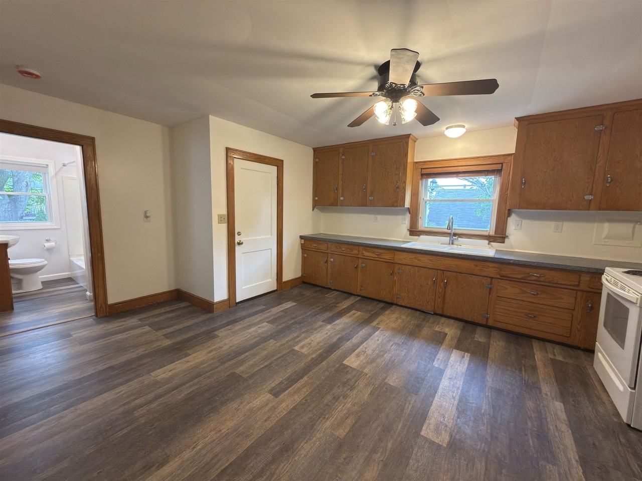 573 Spruce St - Photo 4 of 28