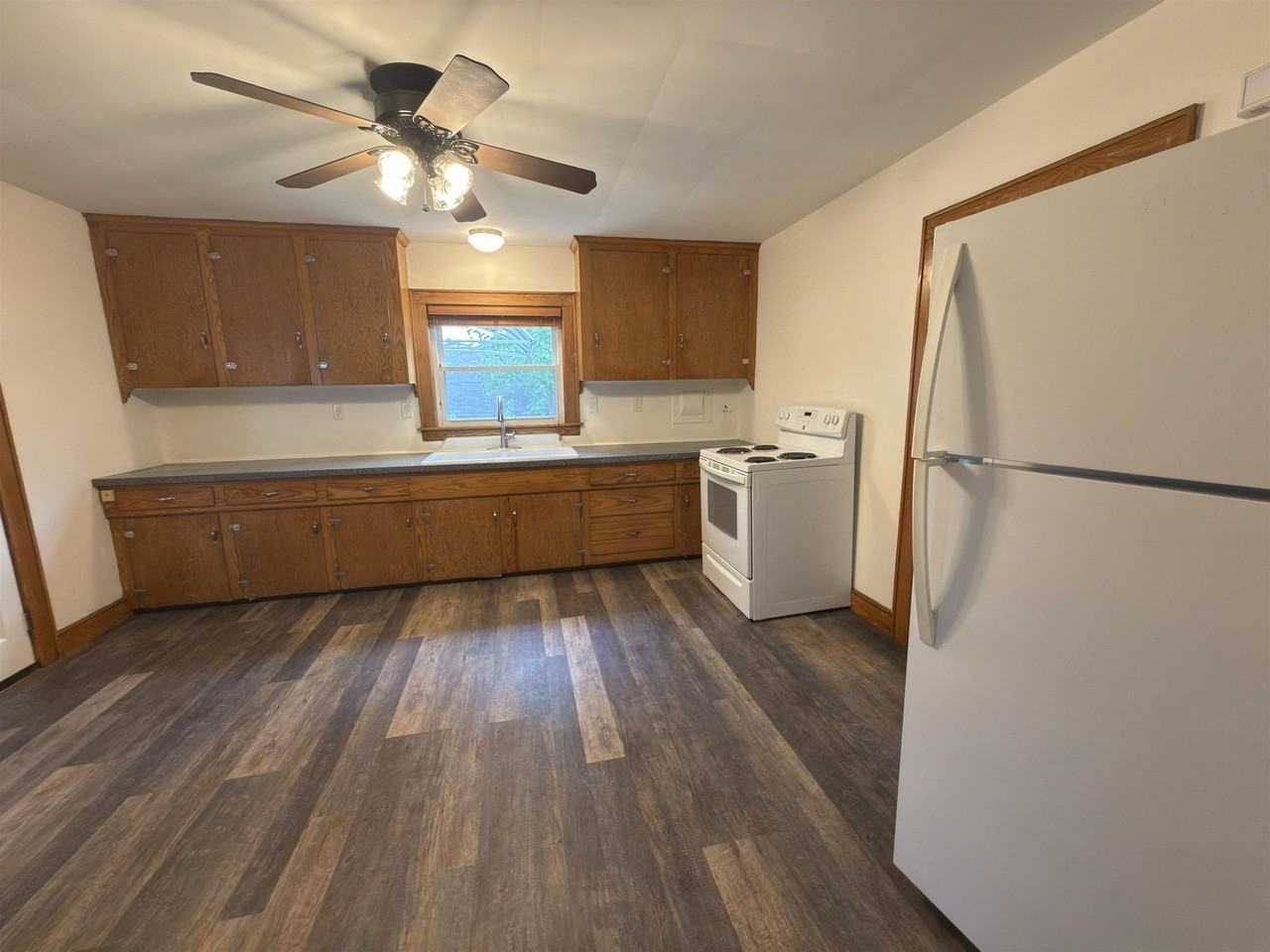 573 Spruce St - Photo 5 of 28