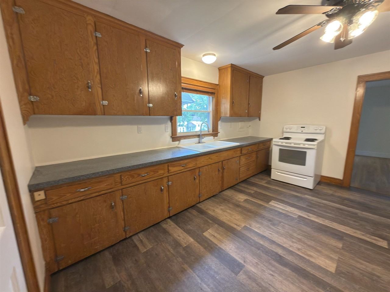 573 Spruce St - Photo 6 of 28