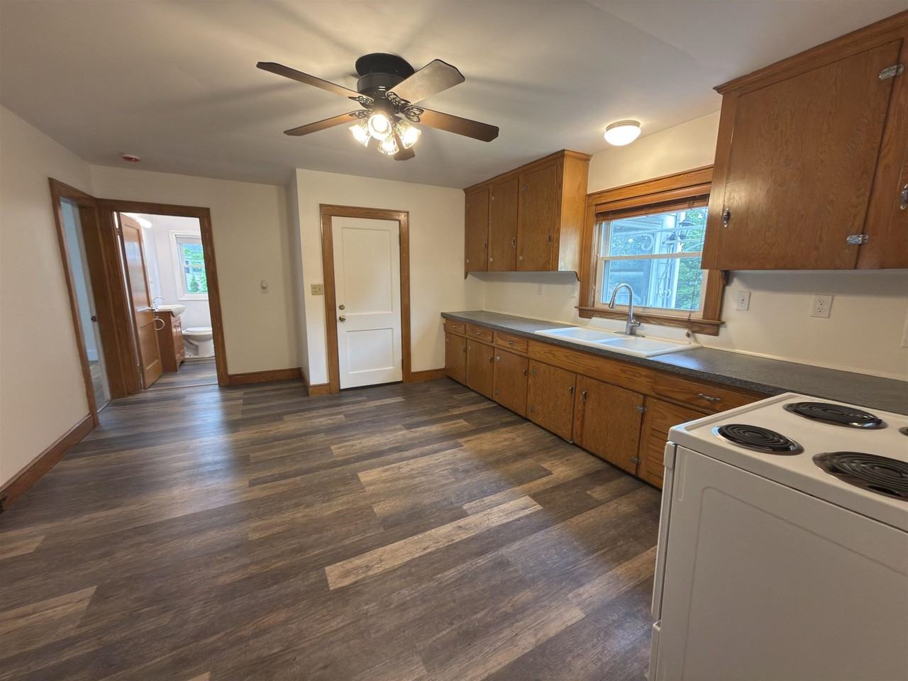 573 Spruce St - Photo 7 of 28