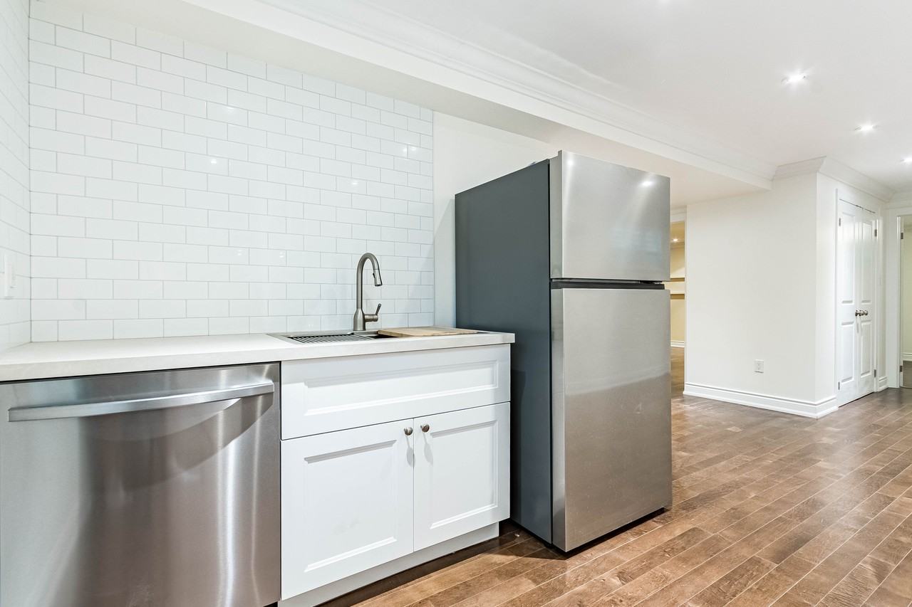 64 Grenview Boulevard South - Photo 2 of 21