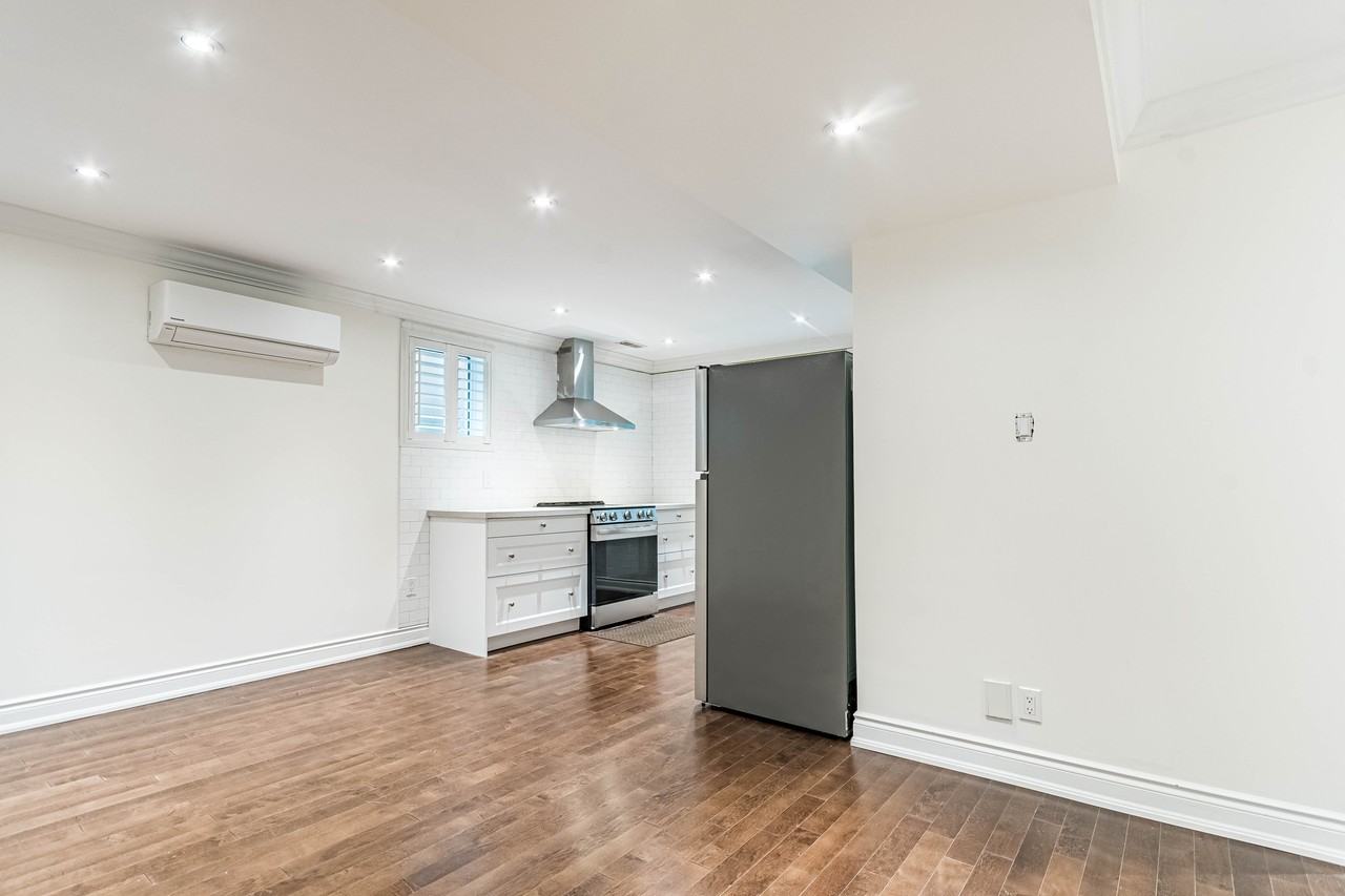64 Grenview Boulevard South - Photo 3 of 21