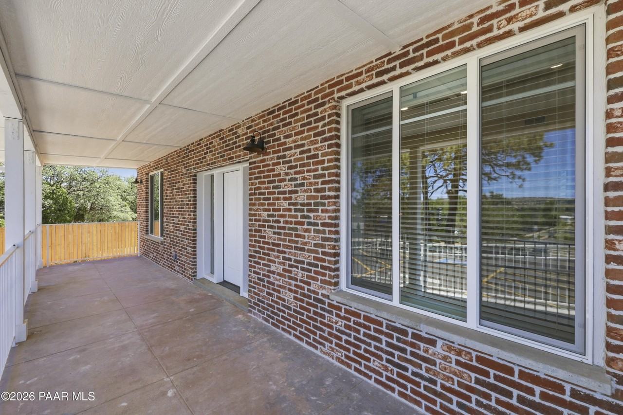 533 W Gurley St #1 - Photo 3 of 14