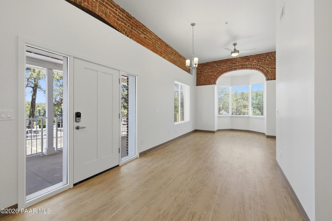 533 W Gurley St #1 - Photo 5 of 14