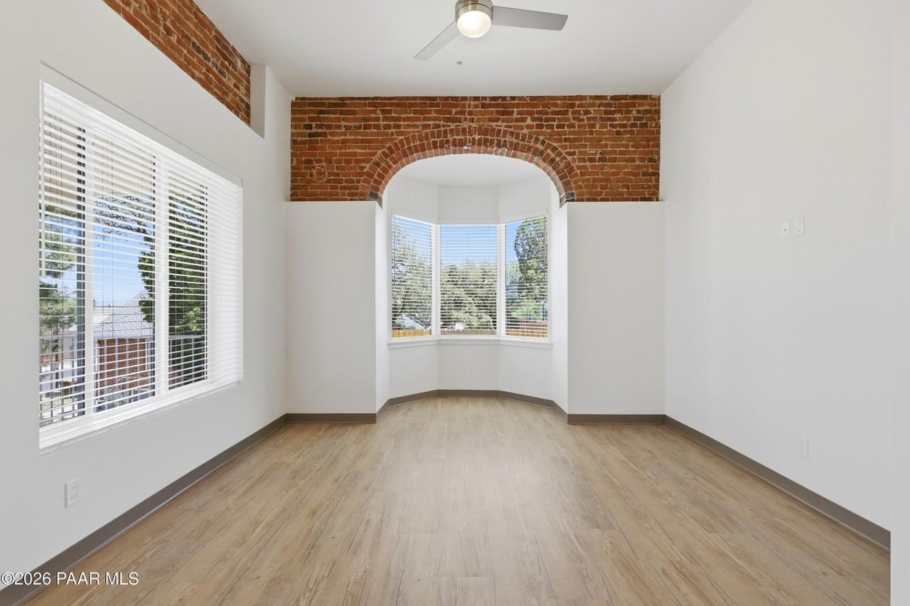 533 W Gurley St #1 - Photo 6 of 14