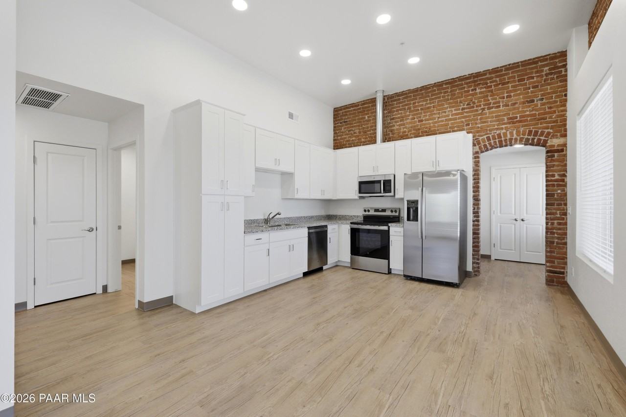 533 W Gurley St #1 - Photo 7 of 14
