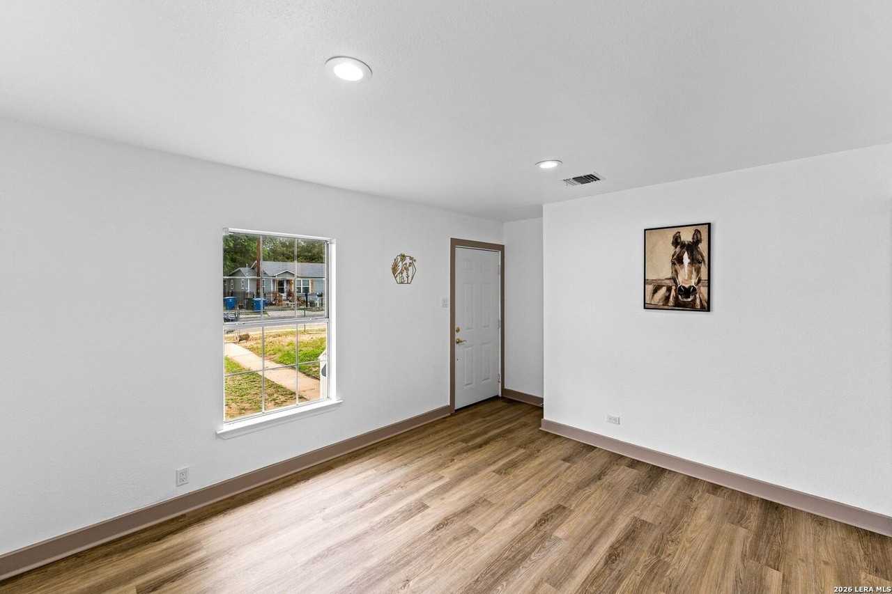 250 Koehler Ct - Photo 3 of 32