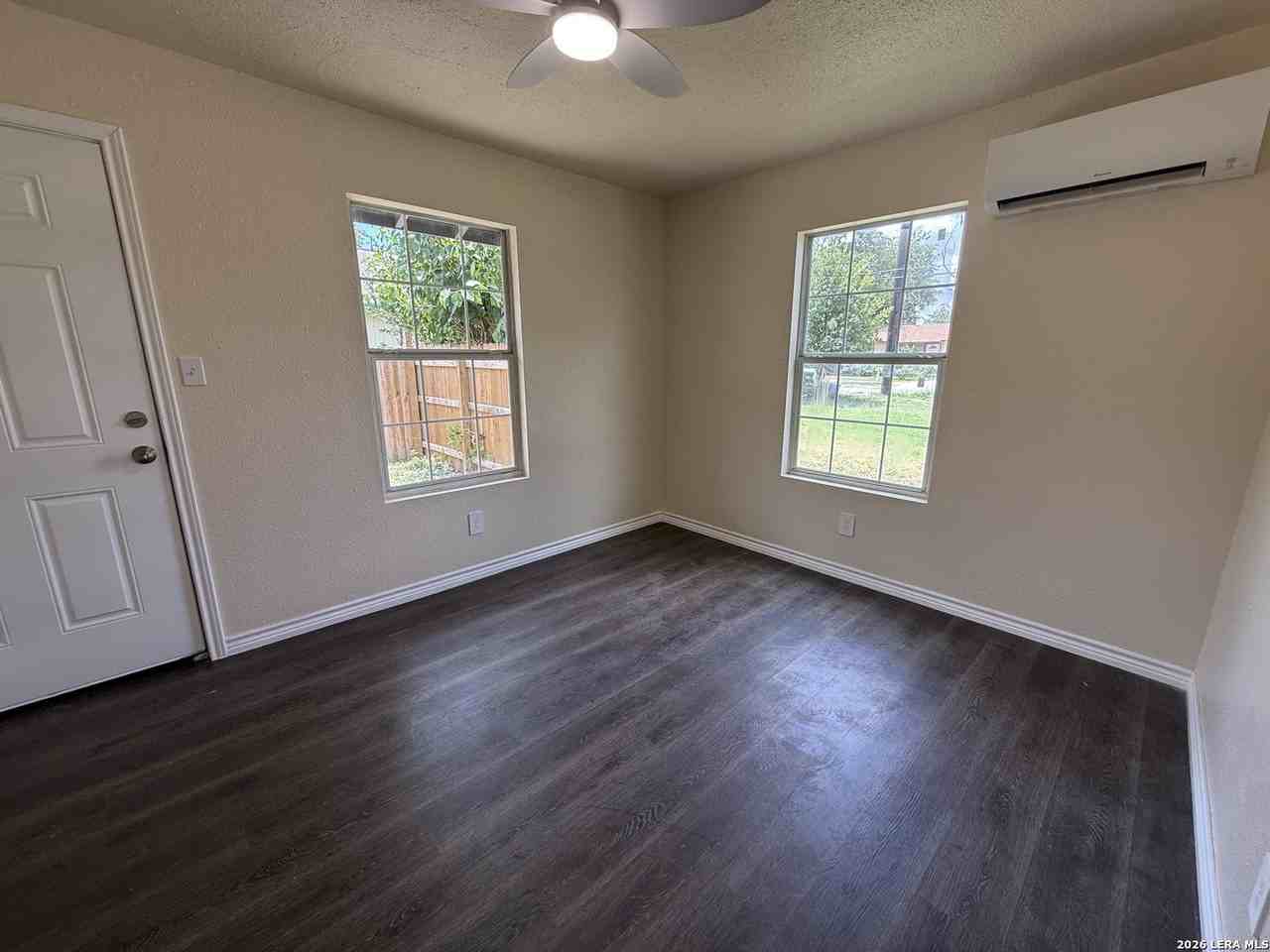 707 Crockett Dr - Photo 4 of 9
