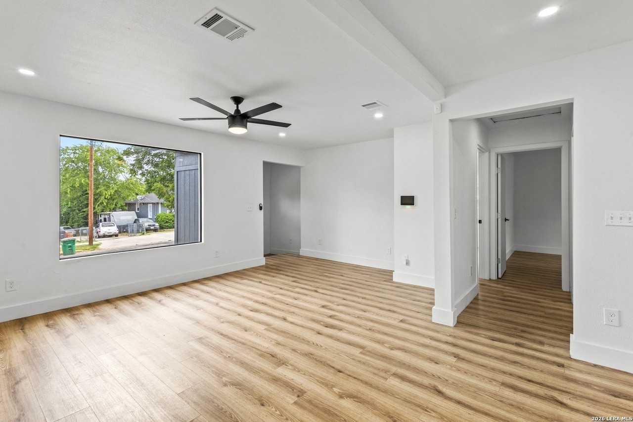 334 Cooper St - Photo 4 of 17