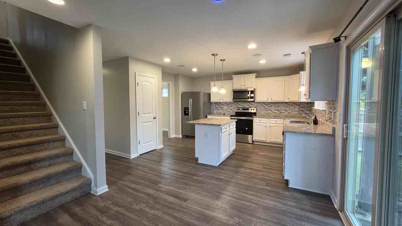 147 Niblick Dr - Photo 3 of 32