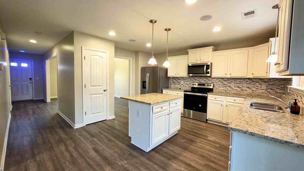 147 Niblick Dr - Photo 4 of 32