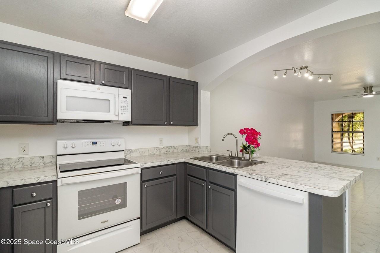 1165 Luminary Cir #102 - Photo 4 of 20