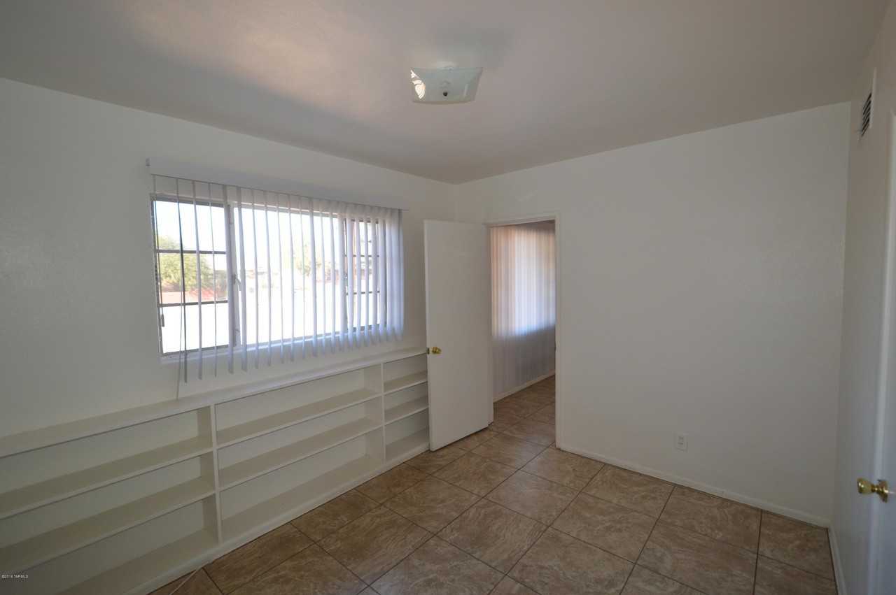 1152 N Santa Rosa Ave - Photo 5 of 9
