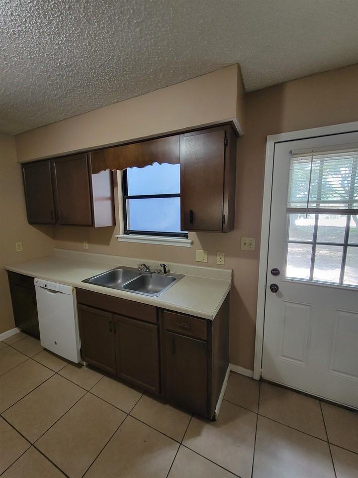 5392 Dawn Ct - Photo 7 of 15
