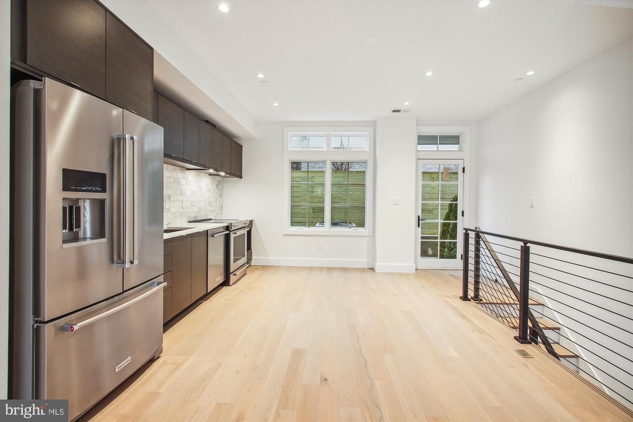 699 Giddings Ave - Photo 4 of 19