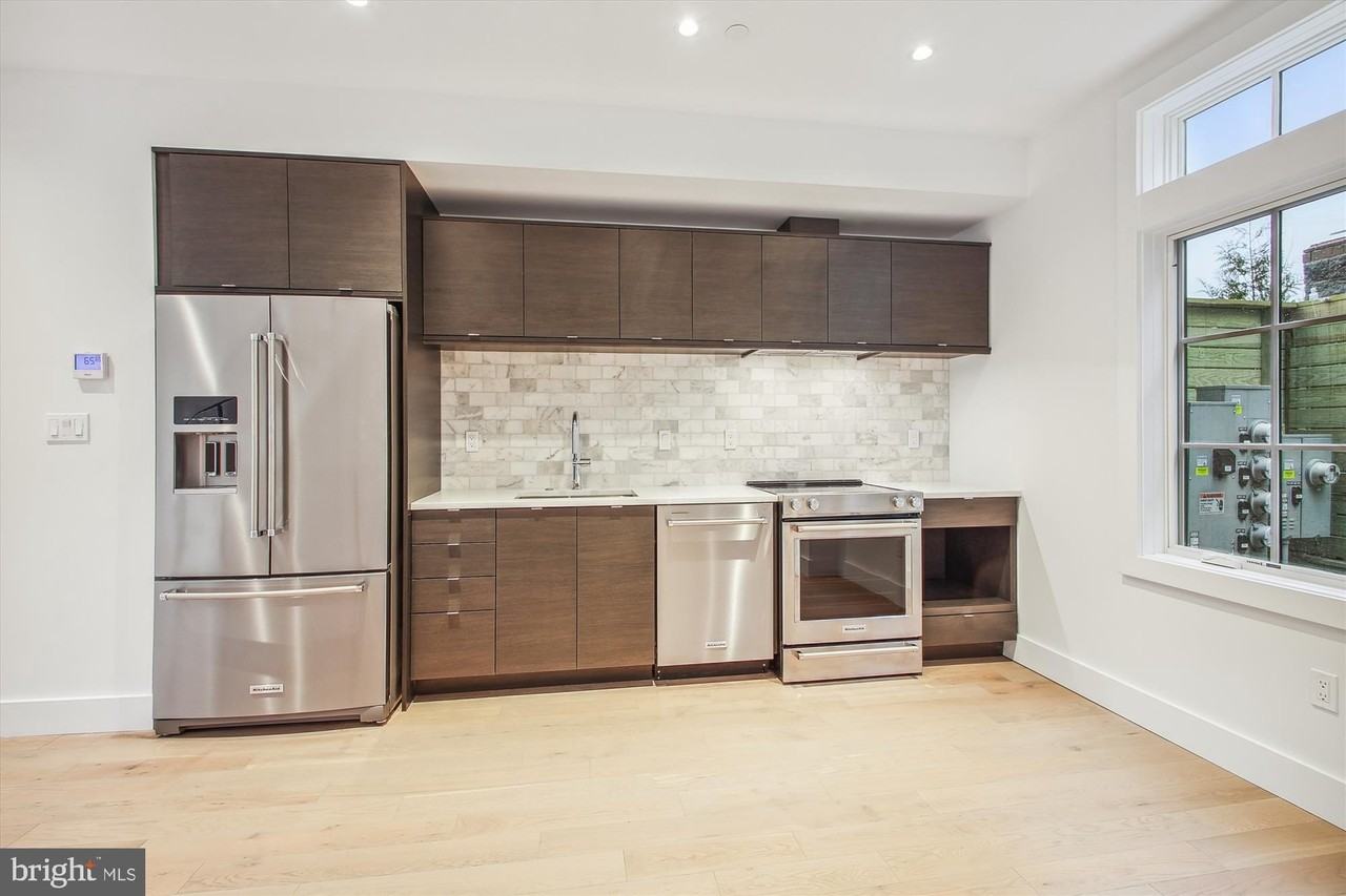 699 Giddings Ave - Photo 5 of 19