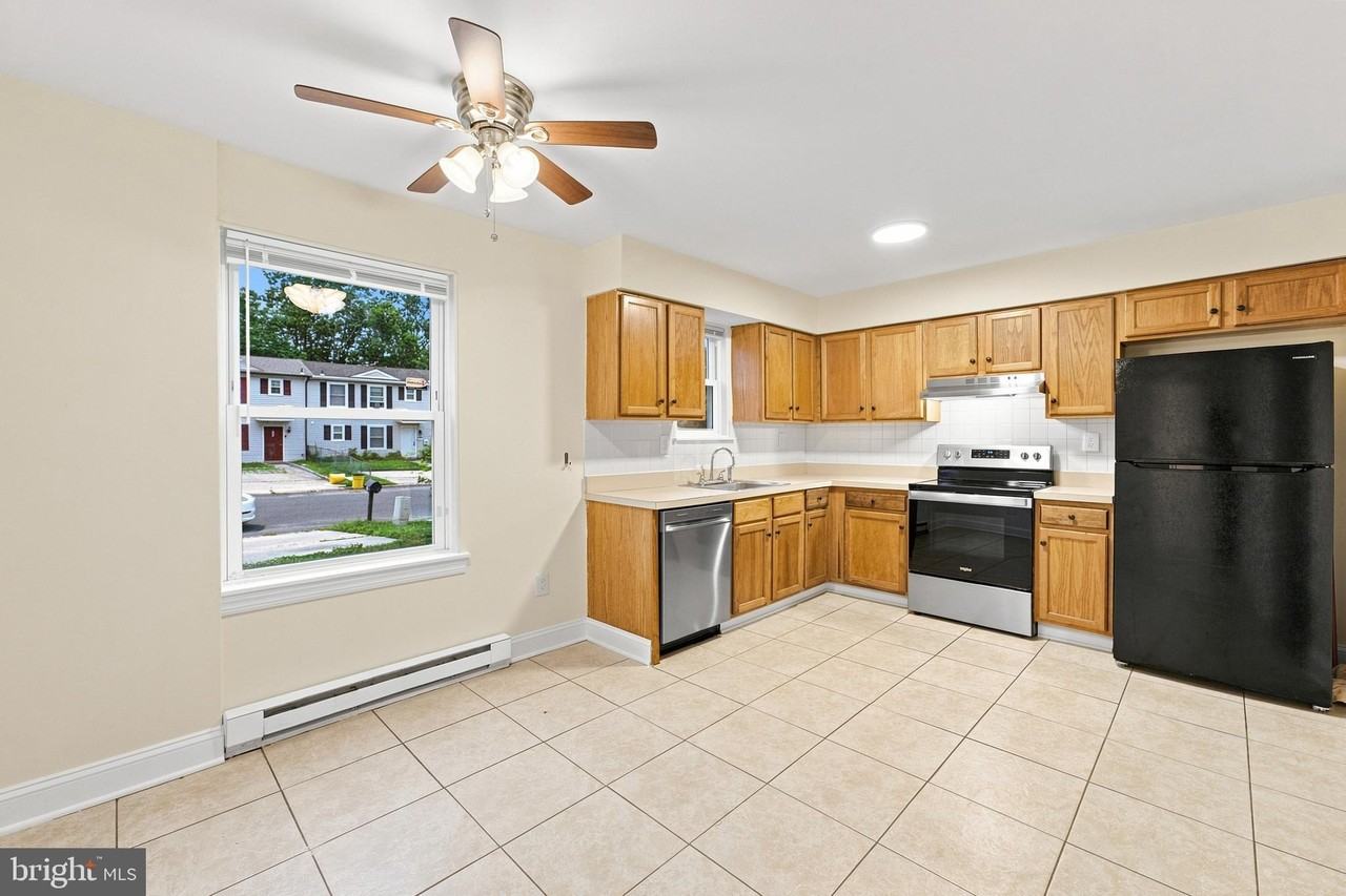 155 Hampshire Rd - Photo 3 of 18