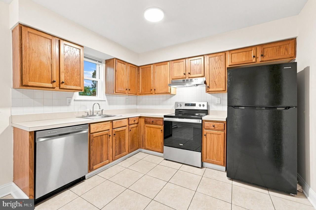 155 Hampshire Rd - Photo 4 of 18