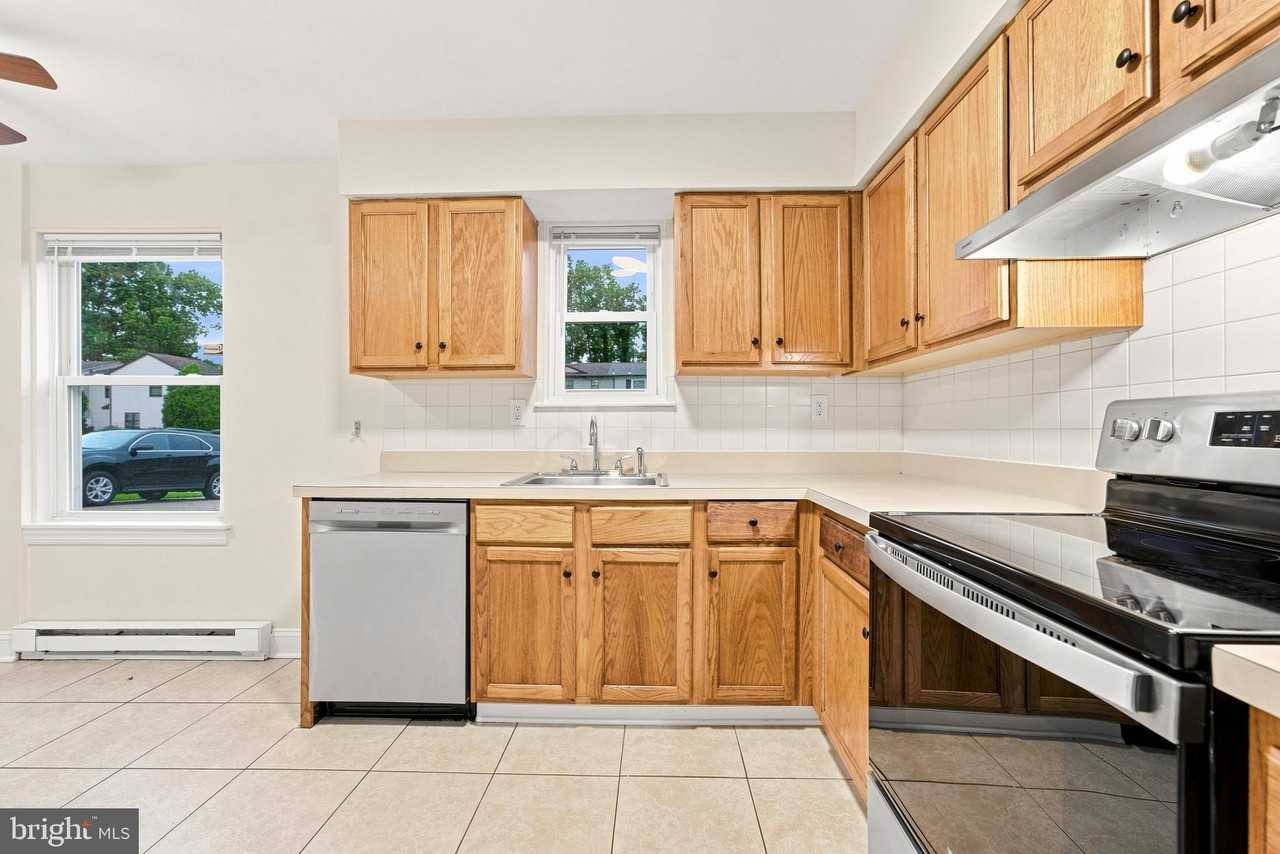 155 Hampshire Rd - Photo 5 of 18