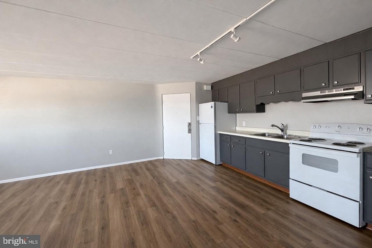283 Park St #C15 - Photo 3 of 11