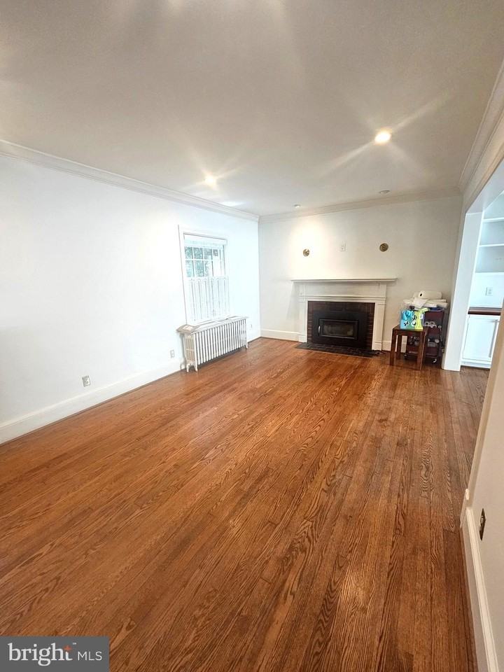 102 E Oak St - Photo 2 of 19
