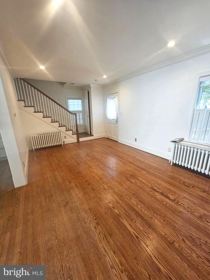 102 E Oak St - Photo 3 of 19