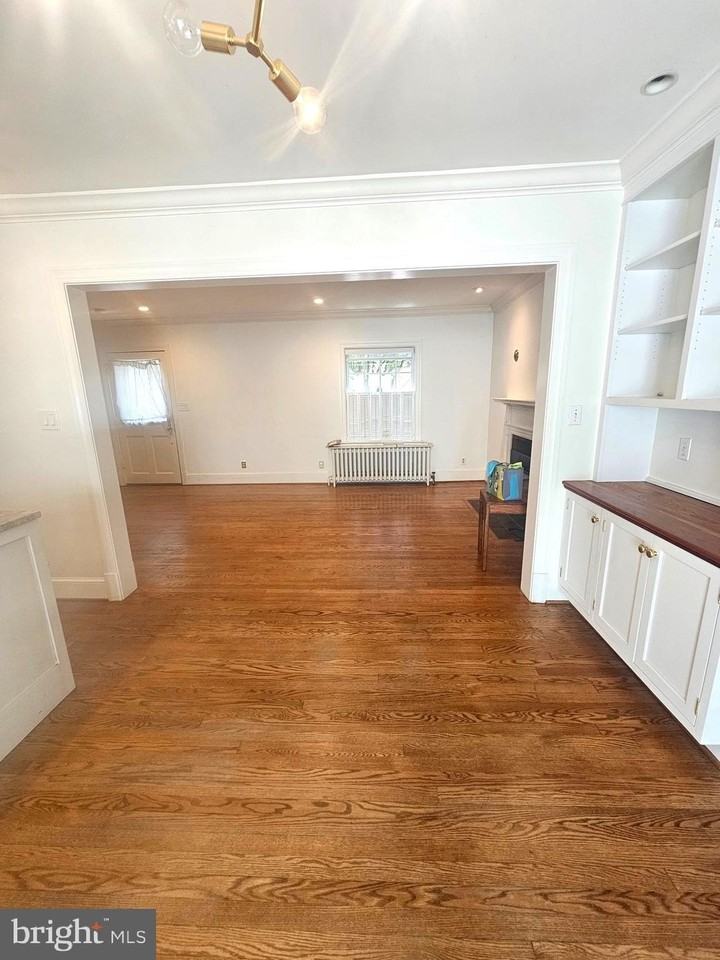 102 E Oak St - Photo 4 of 19