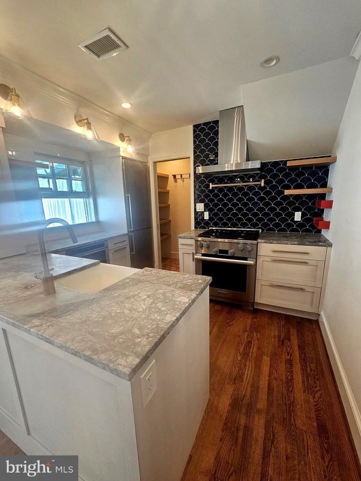 102 E Oak St - Photo 7 of 19