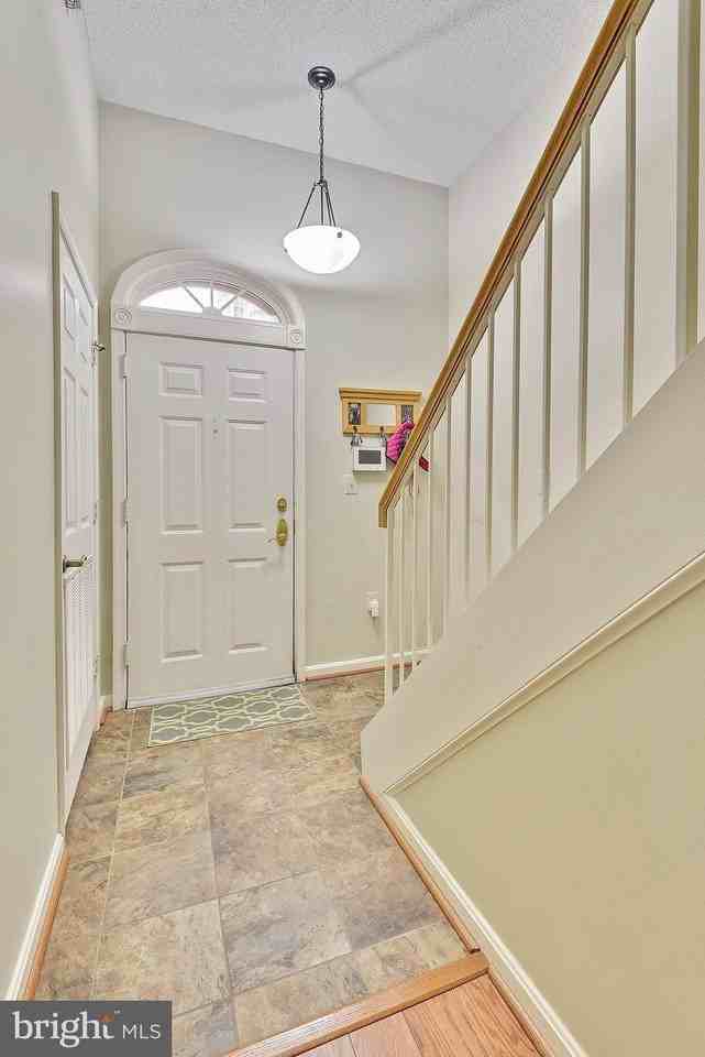 2105 Jamieson Ave - Photo 3 of 31