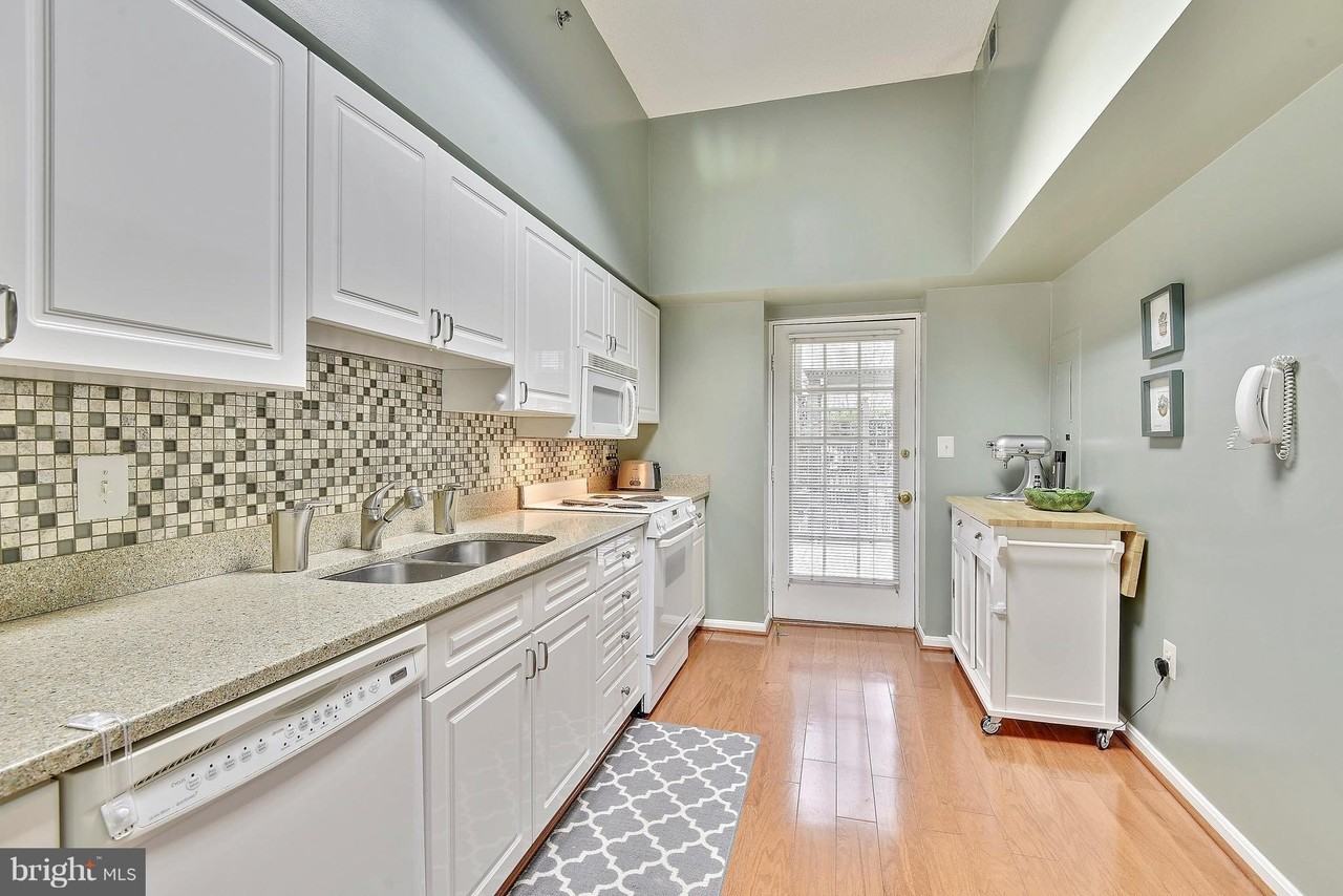 2105 Jamieson Ave - Photo 4 of 31