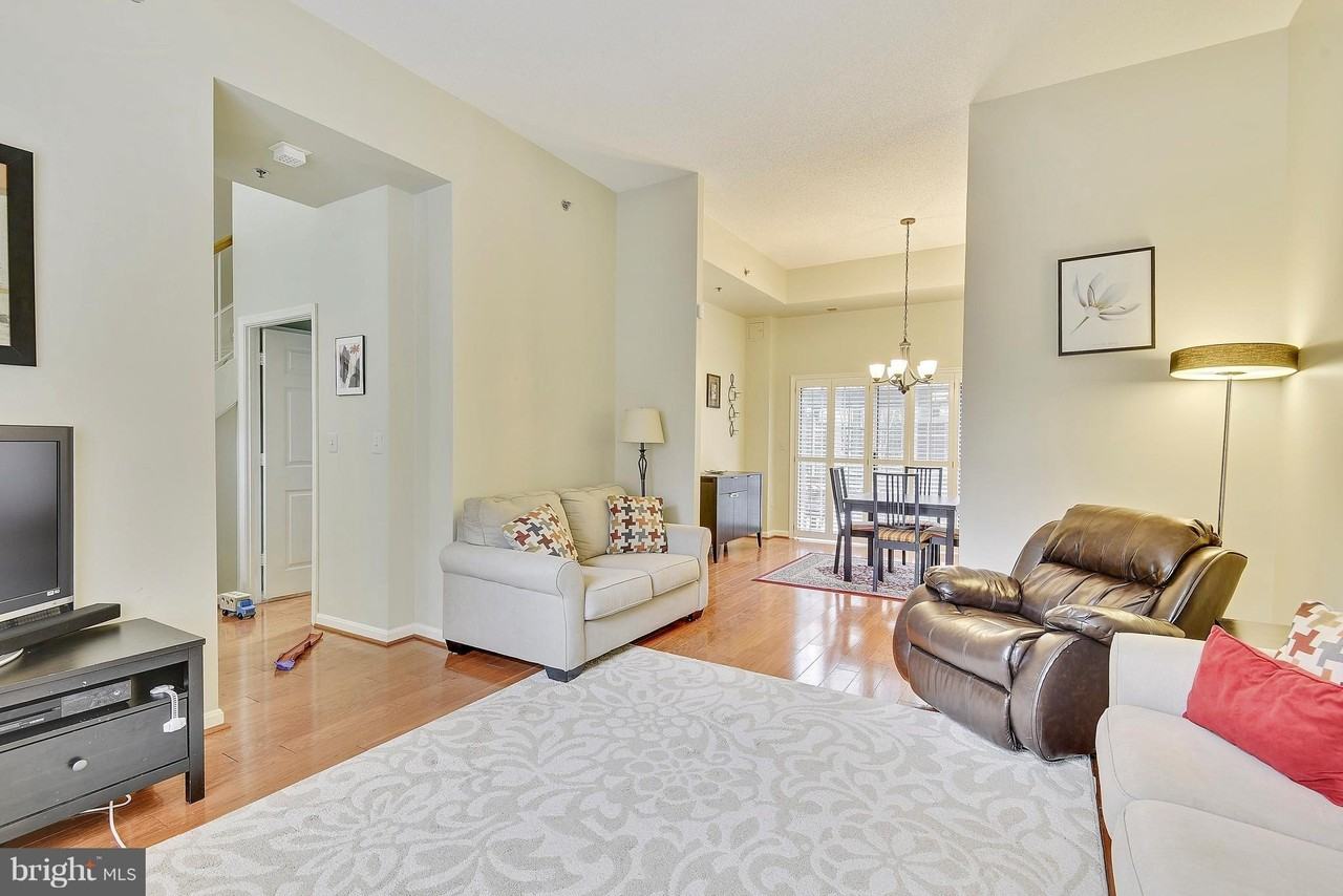 2105 Jamieson Ave - Photo 7 of 31