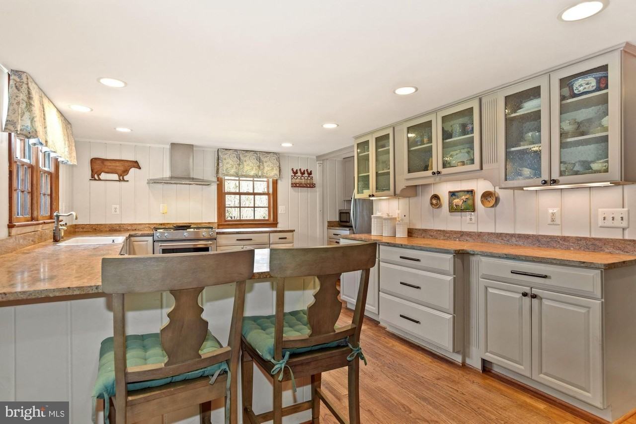 326 Walker Rd - Photo 4 of 50