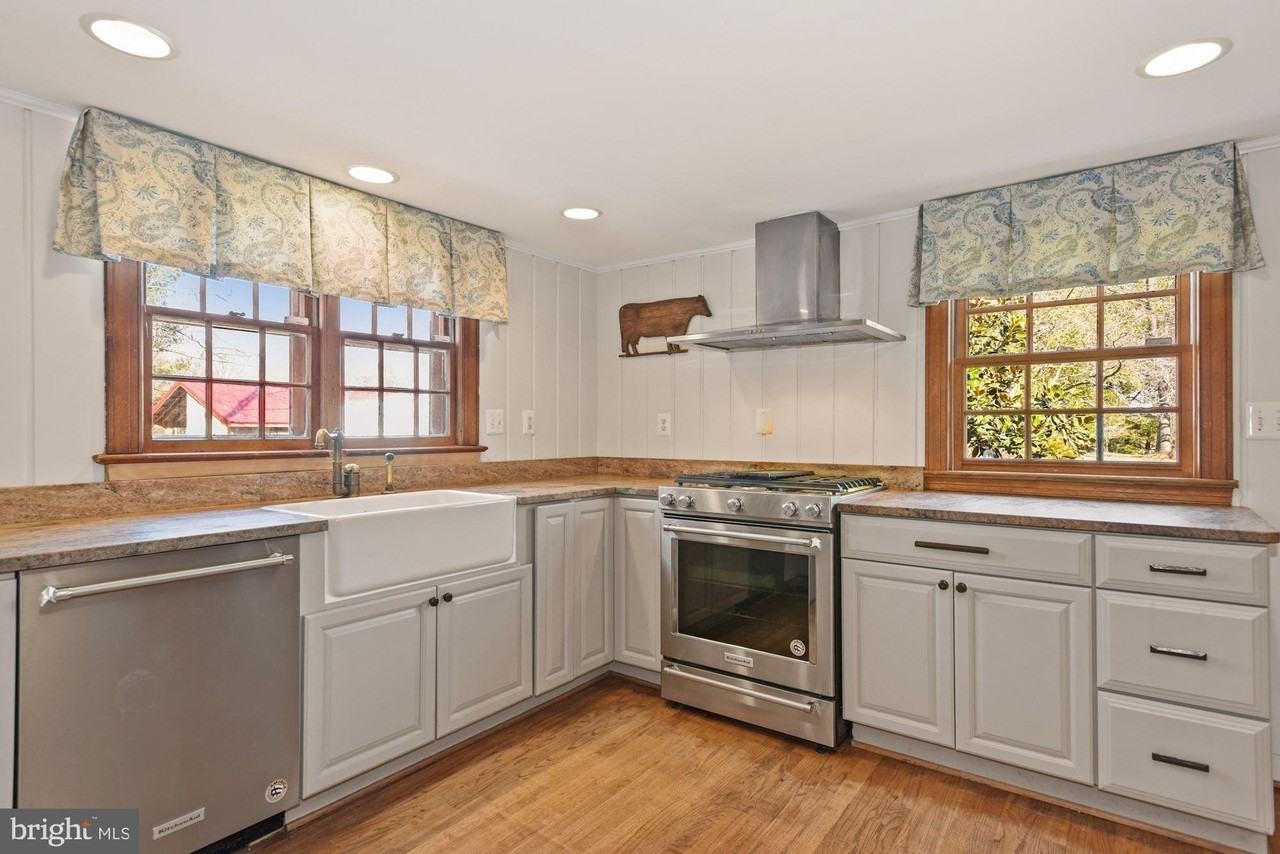 326 Walker Rd - Photo 5 of 50