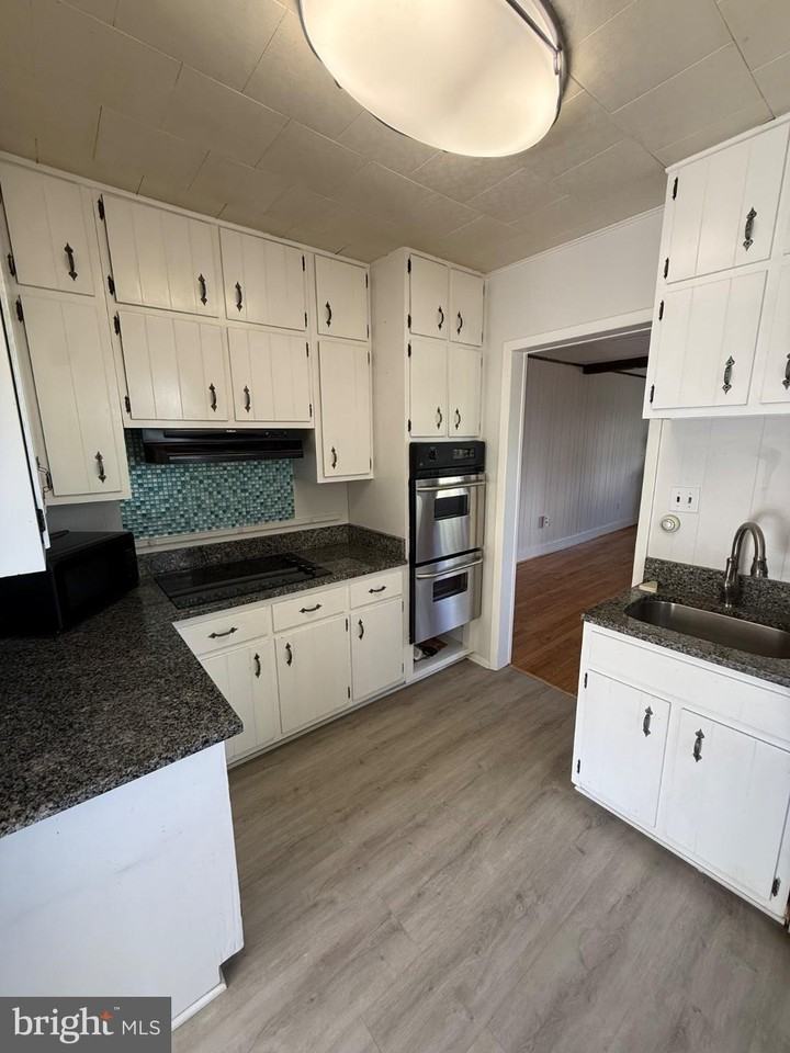 1131 Marion Ave - Photo 4 of 13