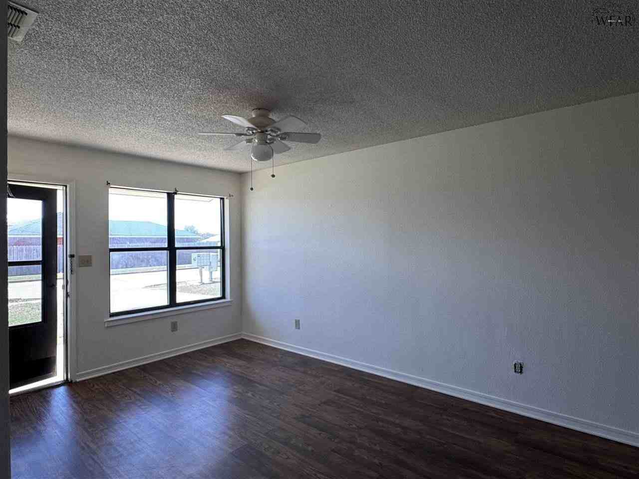 1208 Wendy Rdg - Photo 3 of 12