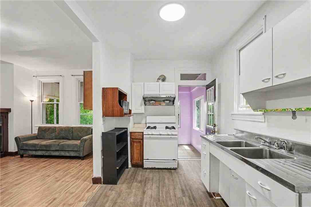 1045 Flemington St - Photo 7 of 26