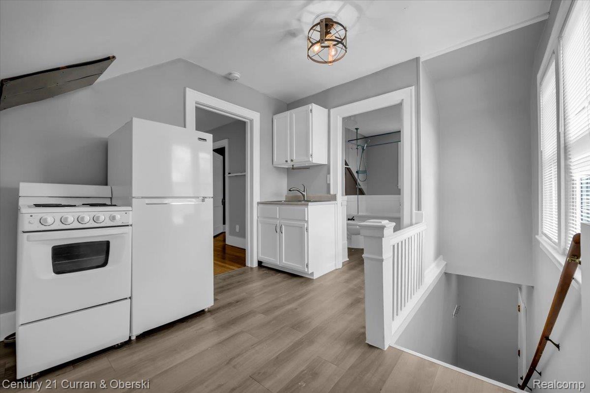 23919 Oxford St - Photo 5 of 26