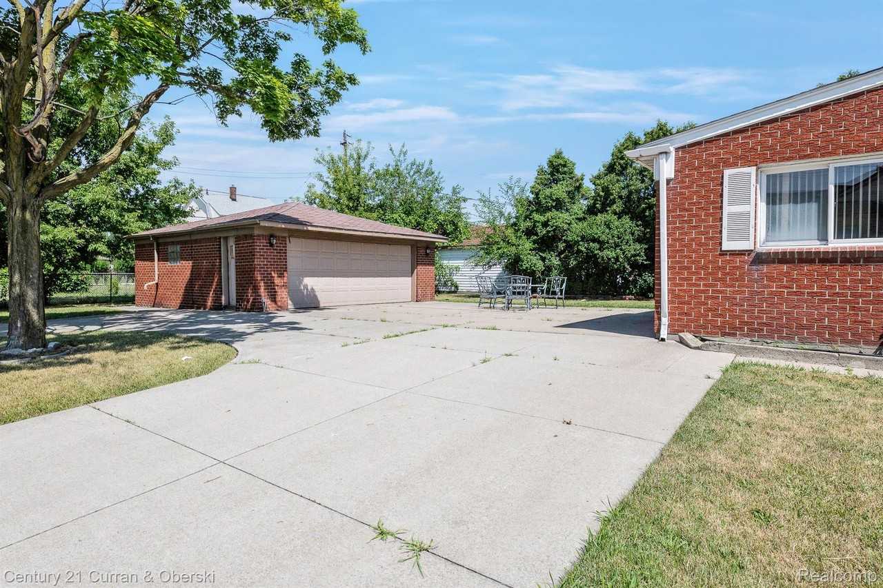 5635 Oakman Blvd - Photo 4 of 25