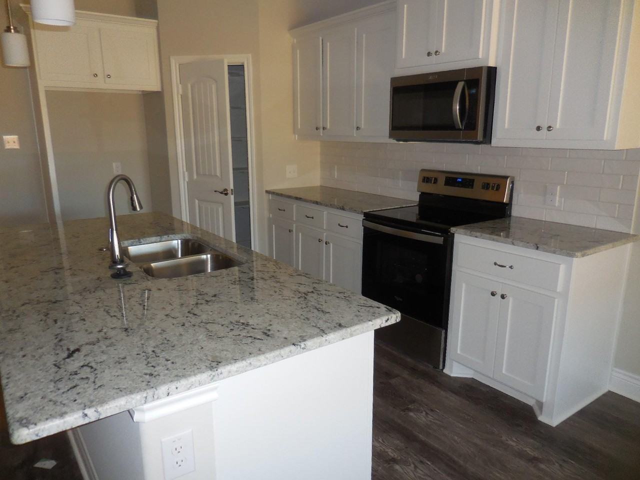7702 Grant Ln - Photo 6 of 17