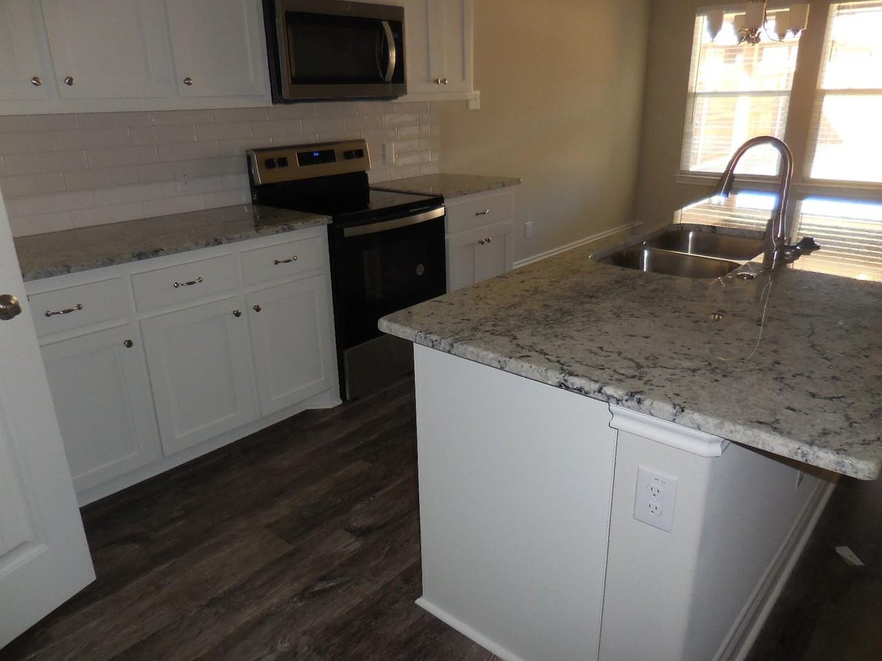 7702 Grant Ln - Photo 7 of 17