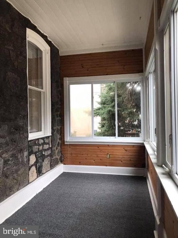 450 Seville St - Photo 2 of 15