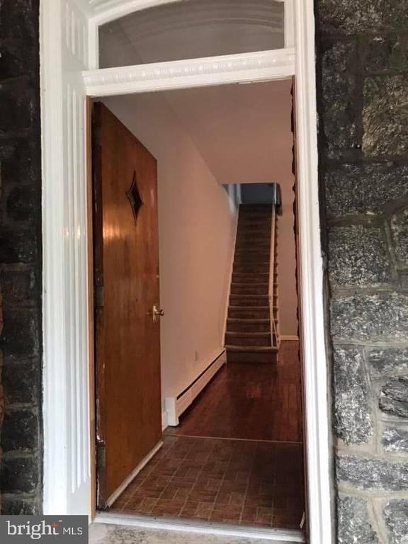 450 Seville St - Photo 3 of 15