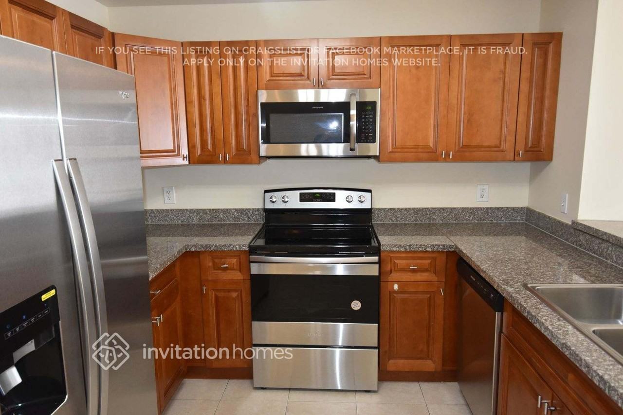 7854 Blairwood Cir W - Photo 4 of 12