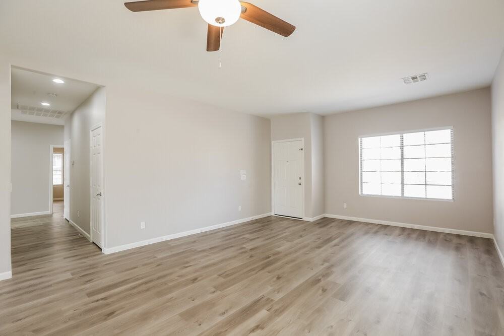 9419 W Elwood St - Photo 3 of 16