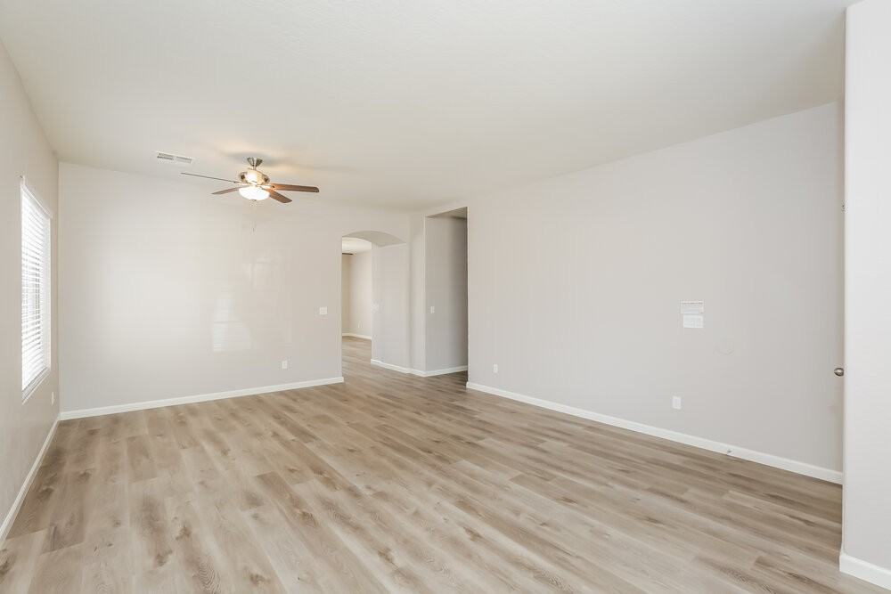 9419 W Elwood St - Photo 4 of 16