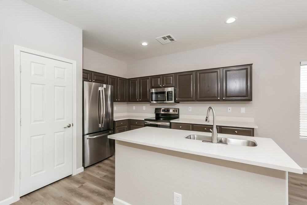 9419 W Elwood St - Photo 6 of 16