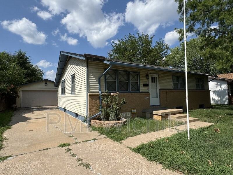 2322 W 29th St S - Photo 3 of 19